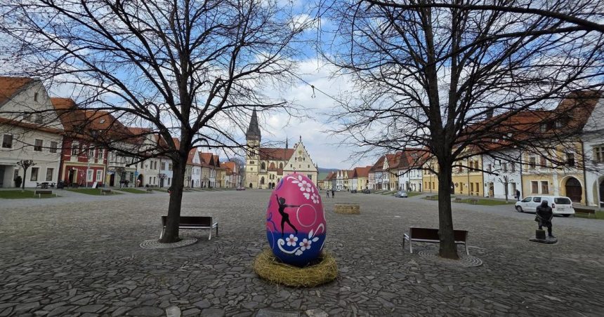v bardejove odhalili dvojmetrovu kraslicu zahadou zostava co sa vyliahne z vajicka