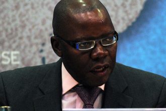 v zimbabwe zadrzali byvaleho ministra ktory vystupuje proti zmene ustavy