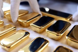 Cena zlata mierne vzrastla k rastu prispel zvysujuci sa optimizmus na trhoch