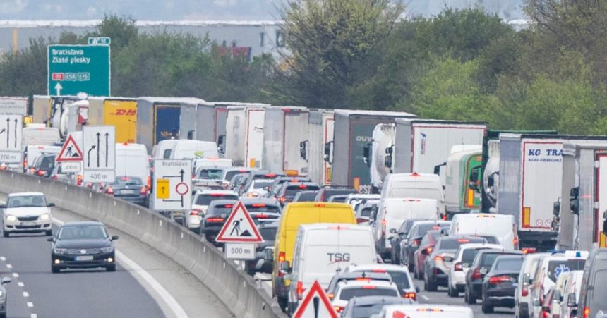 Dialnicari odporucaju vodicom aby si pri uzavierke pri Bratislave vytvorili casovu rezervu