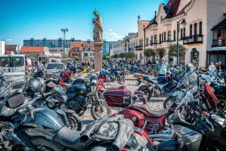 Do ulic vyrazi stovky motoriek policia varuje pred dopravnymi obmedzeniami v Topolcanoch a okoli