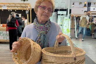 Inspiraciu nasla na jarmoku Vyraba originalne kosiky z ratanu pomaha jej manzel