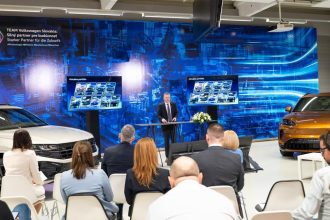 Jedno SUV odchadza ine sa stava elektrickym Bratislava sa luci s Touaregom vita elektricky Cayenne