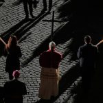 Krizova cesta v Koloseu prilakala tisice veriacich kriz po cely cas niesol papez Lev XIV