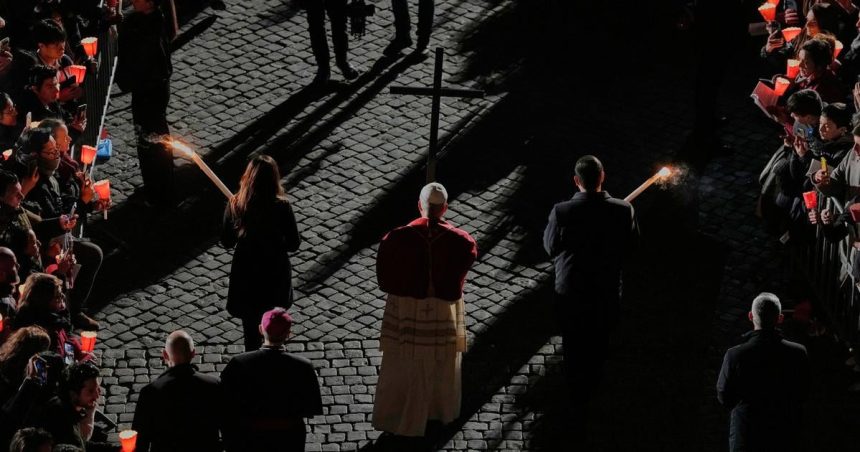 Krizova cesta v Koloseu prilakala tisice veriacich kriz po cely cas niesol papez Lev XIV