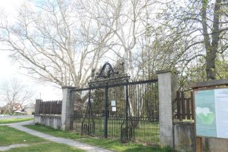 Ludia obchadzaju park na novy traktor nasli peniaze ale na opravu brany uz nie obavaju sa ze spadne