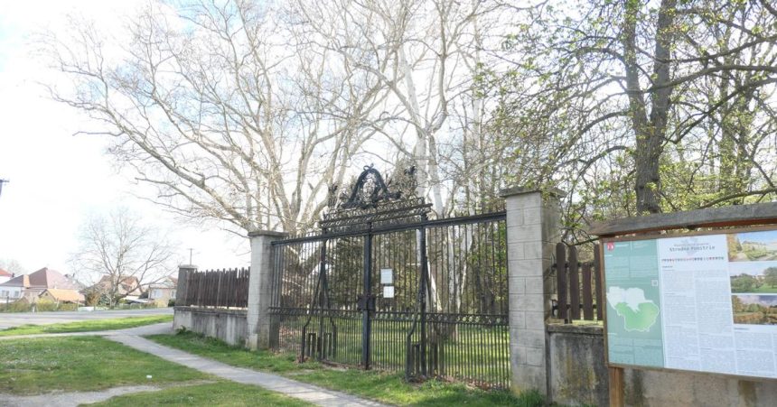Ludia obchadzaju park na novy traktor nasli peniaze ale na opravu brany uz nie obavaju sa ze spadne