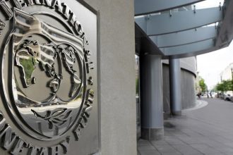 Medzinarodny menovy fond zhorsil prognozy rastu globalnej ekonomiky