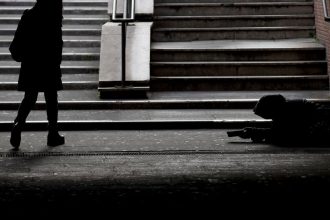 Muz s vymyslenym pribehem ma od Trencanov peniaze Na sebe ma mikinu miestnej firmy