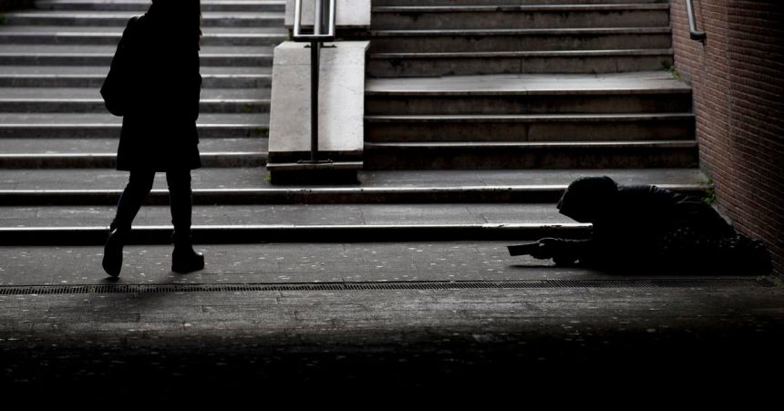 Muz s vymyslenym pribehem ma od Trencanov peniaze Na sebe ma mikinu miestnej firmy