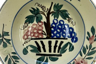 Muzeum ziskalo vzacne vyrobky kameninovej manufaktury najdrahie boli rucne malovane