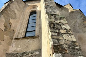 Obnovenie dalsiej casti hradnej fasady prace sa zacnu po sviatkoch vladna dotacia nebude stacit