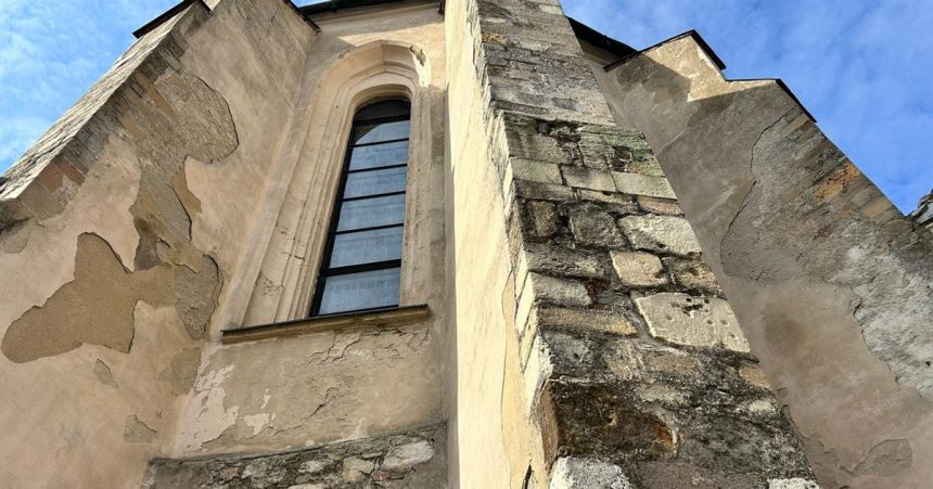 Obnovenie dalsiej casti hradnej fasady prace sa zacnu po sviatkoch vladna dotacia nebude stacit