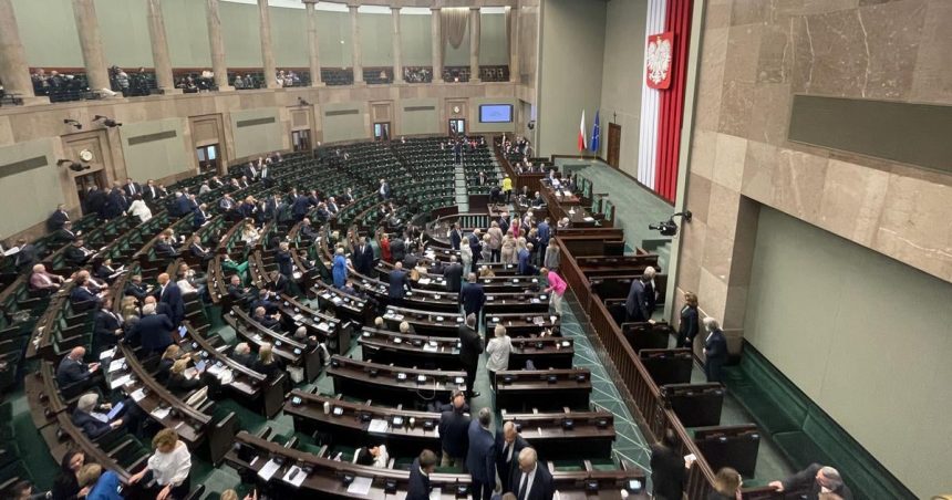Polsky poslanec v parlamente maval izraelskou vlajkou s hakovym krizom