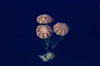 Posadka misie Artemis II sa uspesne vratila na Zem