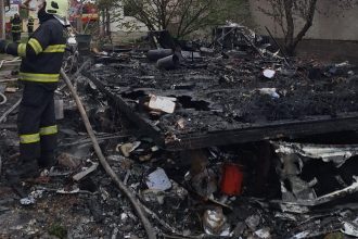 S karavanom uz nevycestuju zhorel do tla na dvore