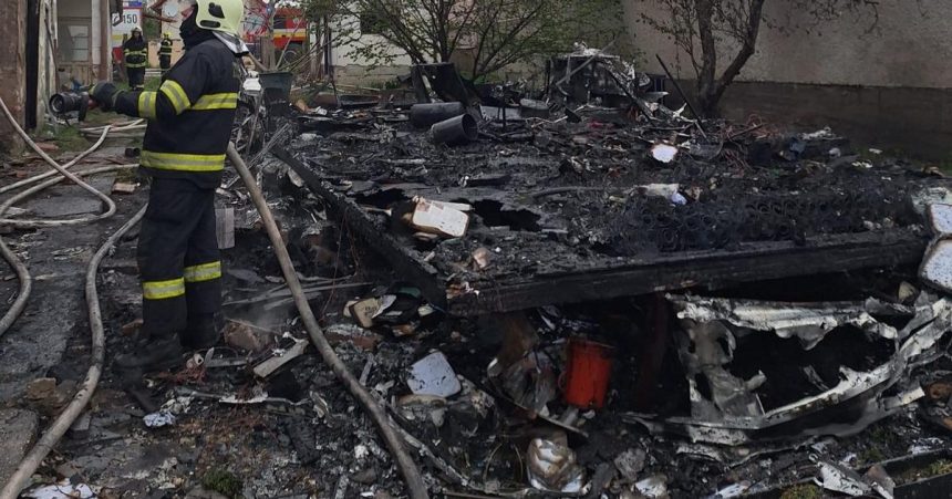 S karavanom uz nevycestuju zhorel do tla na dvore