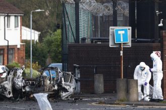 Skupina Nova irska republikanska armada hrozi utokmi na policajtov v ich domovoch