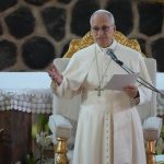 Svet nici skupina tyranov Papez v Kamerune kritizoval lidrov za minanie miliard na vojny