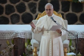 Svet nici skupina tyranov Papez v Kamerune kritizoval lidrov za minanie miliard na vojny