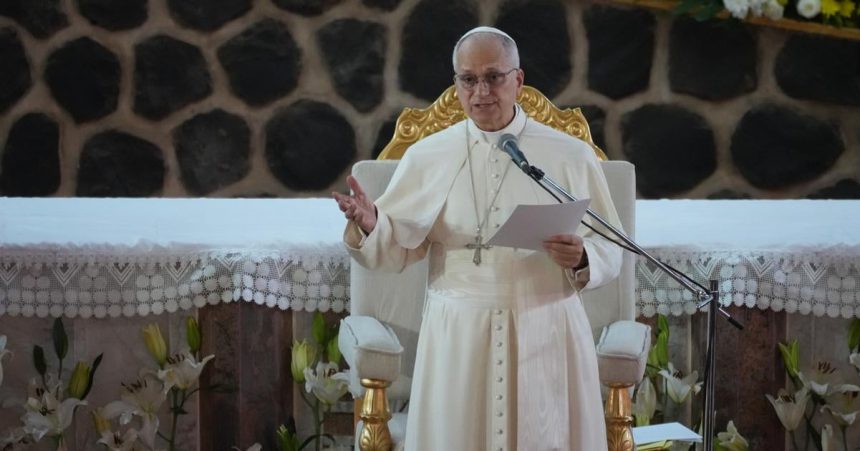 Svet nici skupina tyranov Papez v Kamerune kritizoval lidrov za minanie miliard na vojny