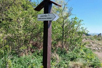 Vyznaili cestu do jaskyne v Malych Karpatoch vstup na vlastne riziko