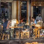 Zamestnanci na obede setria Restauracie sa nahradzaju domacim varenim