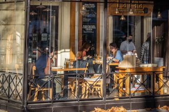 Zamestnanci na obede setria Restauracie sa nahradzaju domacim varenim