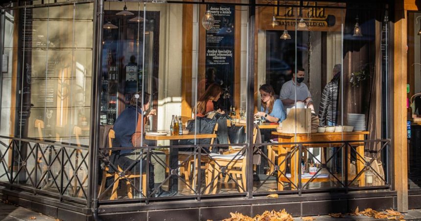 Zamestnanci na obede setria Restauracie sa nahradzaju domacim varenim