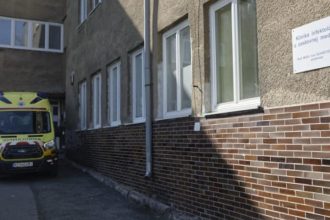 Zdravotna sestra a student z Izraela falsovali potvrdenia pre zahranicnych lekarov