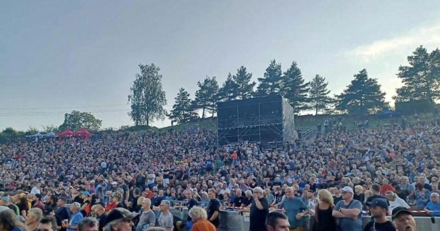 Znamej kapele vraj zaplatili 280 tisic dolarov a neprisla Kauza z Urpina ma dohru v Amerike