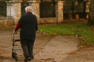 najstarsiseniorbysimohlivyraznejsiepolepsitposlancisnnavrhujuzvyseniedochodkov