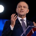 prezidentske volby v polsku by opat vyhral nawrocki na chrbat mu dycha sikorski ukazal prieskum