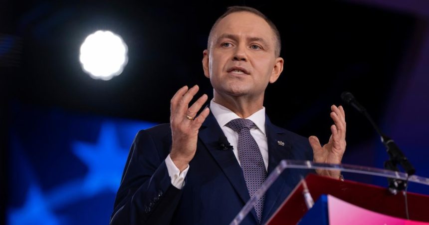 prezidentske volby v polsku by opat vyhral nawrocki na chrbat mu dycha sikorski ukazal prieskum