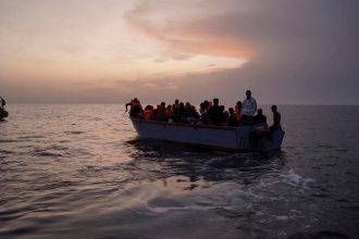 priblizne 250 ludi je nezvestnych po potopeni lode v andamanskom mori