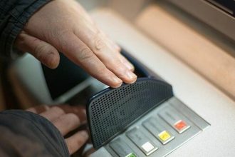 zlodej vykradol dva bankomaty v prahe pouzil vybusninu