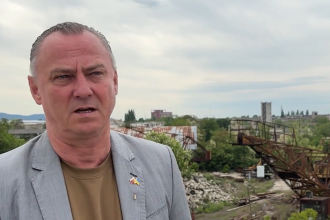 Ambasador Zakarpatska Sutaj Estok bol blizko ked spadli drony k hraniciam sa nedostal