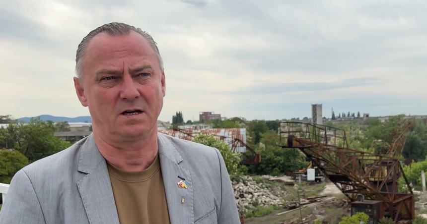 Ambasador Zakarpatska Sutaj Estok bol blizko ked spadli drony k hraniciam sa nedostal