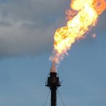 Blokada Hormuzu ohrozuje dodavky LNG do Evropy avsak dvojnasobne mnozstvo plynu unika bez vyuzitia