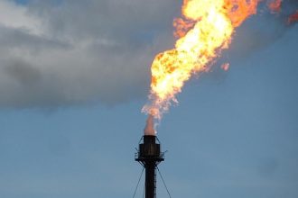 Blokada Hormuzu ohrozuje dodavky LNG do Evropy avsak dvojnasobne mnozstvo plynu unika bez vyuzitia