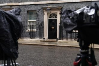 Britska vlada prisla o dalsie dve clenky