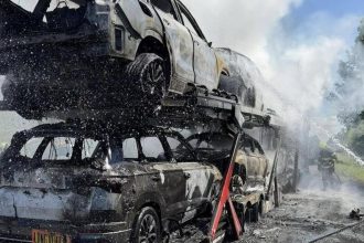 Dialnica D2 je kvoli poziaru kamiona pri Velkych Levaroch neprejazdna