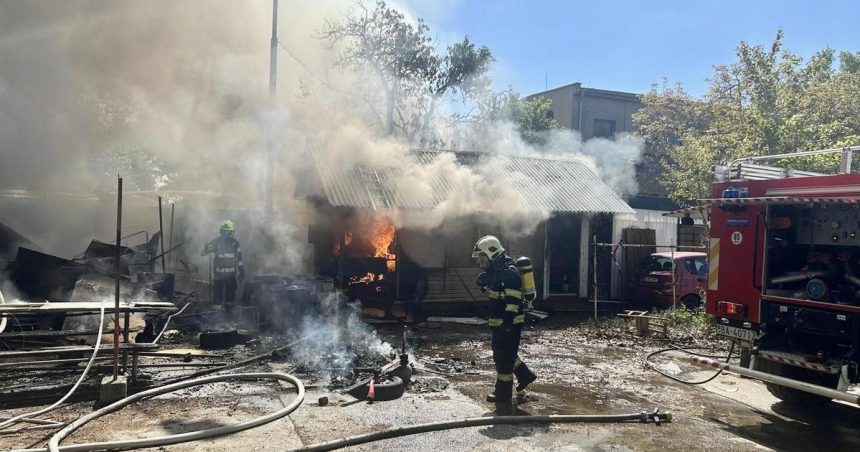 Hasici zasahovali pri pozari odpadu vo Vlcom hrdle Zasiahol aj unimobunky