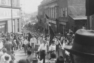 Hesla nacvicovali v skole mavatka odovzdali za tribunou sudruzke