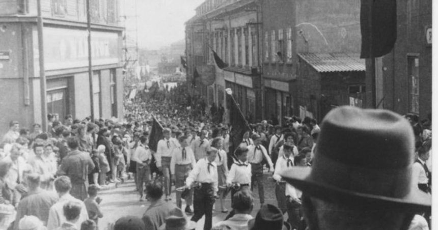 Hesla nacvicovali v skole mavatka odovzdali za tribunou sudruzke