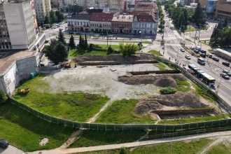 Investor potrebuje pozemky na dalsie prace Mala to byt formalita ale komplikuje sa to
