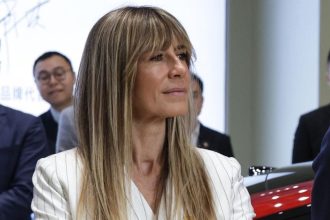 Manzelka spanielskeho premiera podala trestne oznamenie na influencera
