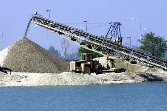 Na bagrovanie sedimentov z dna Dunaja udajne Taraba vybral Talianov