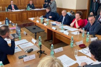Obvinili clenov komisie za falsovanie vysledkov hlasovania v Kezmarku Tykalo sa to aj pozemkov Kuffovcov