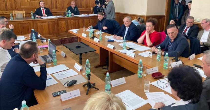 Obvinili clenov komisie za falsovanie vysledkov hlasovania v Kezmarku Tykalo sa to aj pozemkov Kuffovcov